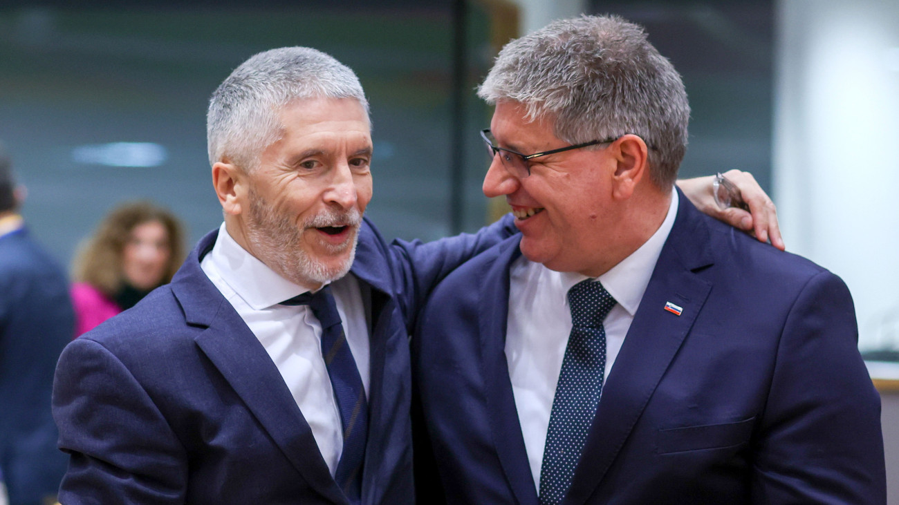 Fernando Grande-Marlaska spanyol belügyminiszter (b) és szlovén hivatali partnere, Bostjan Poklukar beszélget az EU-tagországok bel- és igazságügyi minisztereinek brüsszeli tanácskozása kezdetén 2024. március 4-én.