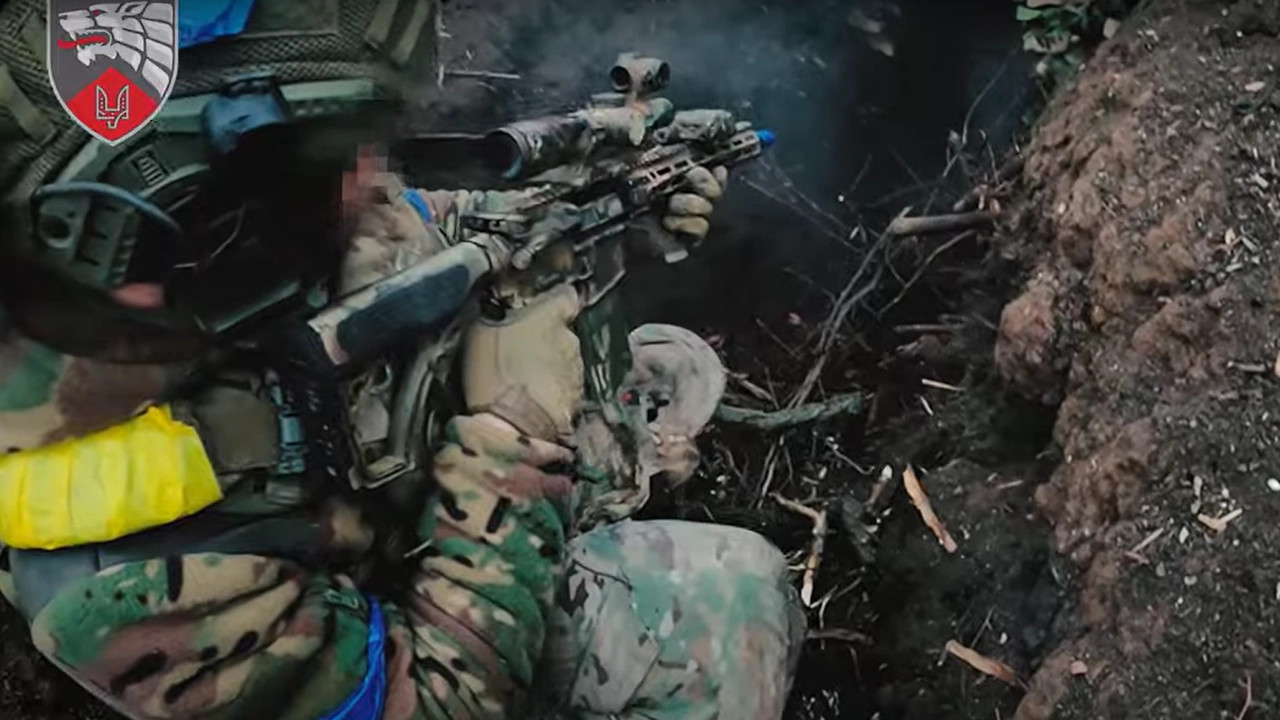 Az ukrán hadsereg különleges műveleti egységeinek katonája.