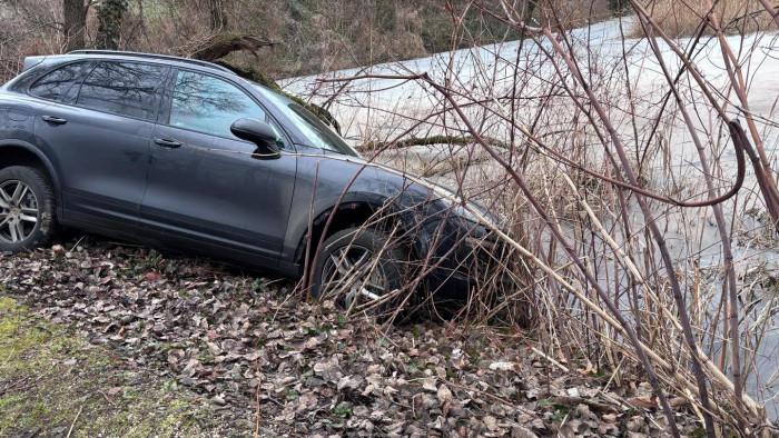 A Feneketlen-tóba csúszott egy terepjáró Gödön - képek