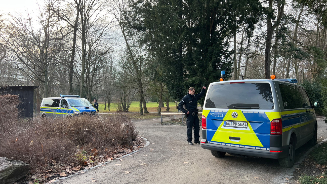Rendőrök a bajorországi Aschaffenburg városának egyik parkjában elkövetett késelés helyszínén 2025. január 22-én. A támadásban két ember életét vesztette, egy 28 éves afgán állampolgárságú férfit gyanúsítottként őrizetbe vettek.
