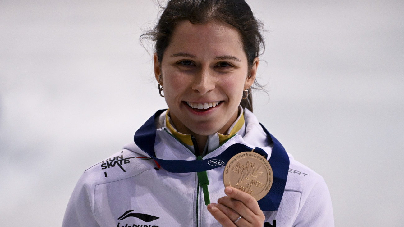 Az aranyérmes Jászapáti Petra a női 500 méteres versenyszám döntője után a rövidpályás gyorskorcsolya Európa-bajnokságon a drezdai Joynext Arénában 2025. január 19-én.