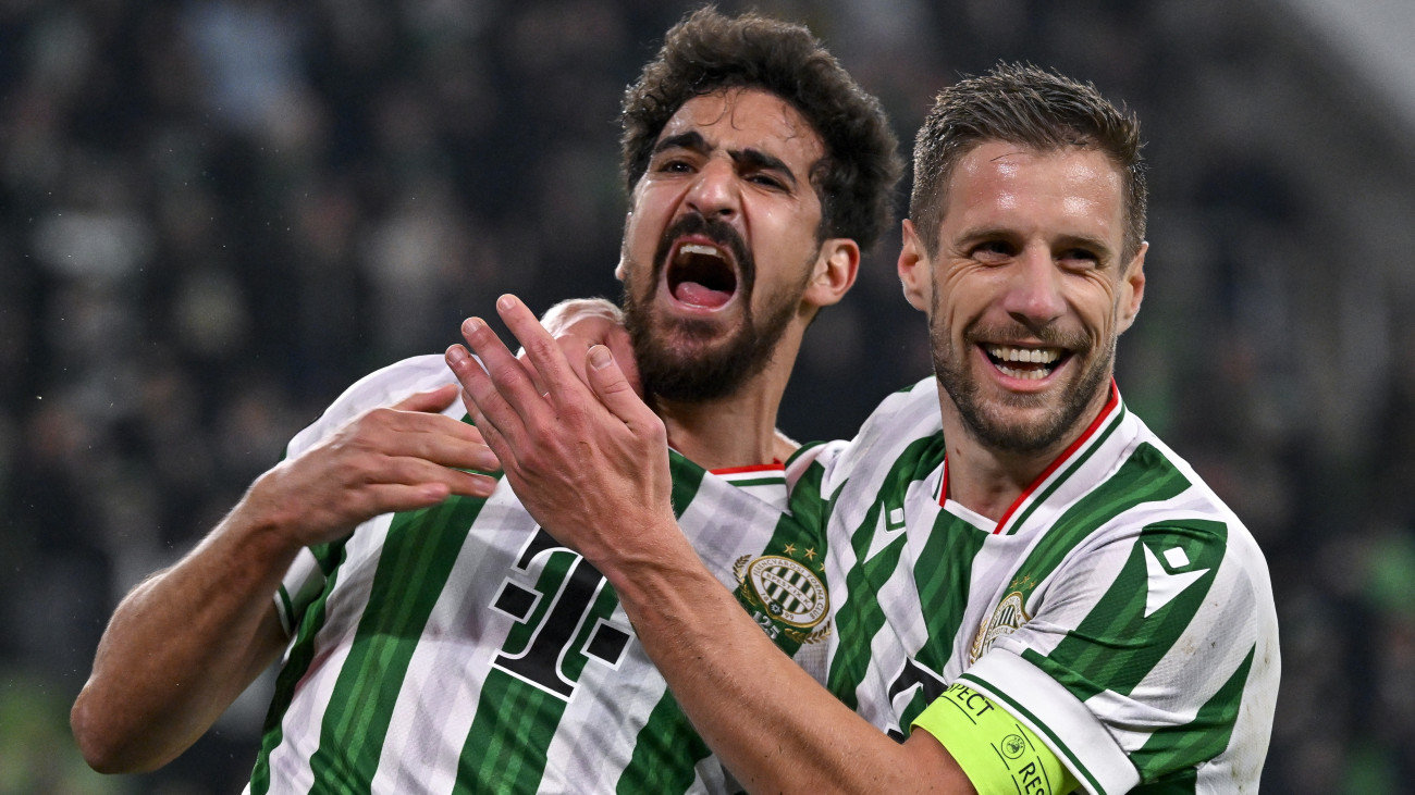 A ferencvárosi Mohamed Ali Ben Romdhane (b) második gólöröme a labdarúgó Európa-liga alapszakaszának nyolcadik fordulójában játszott Ferencvárosi TC - AZ Alkmaar mérkőzésen a Groupama Arénában 2025. január 30-án. Jobbra csapattársa, Varga Barnabás.