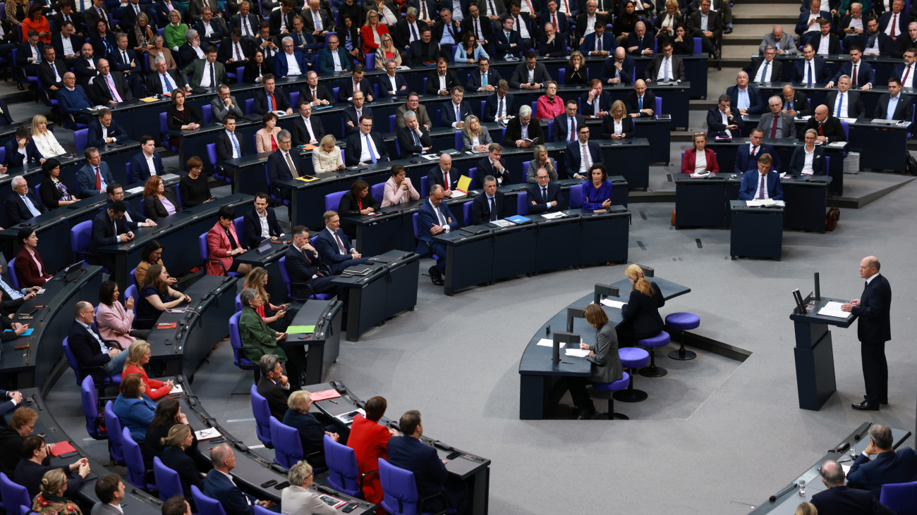 Olaf Scholz német kancellár (j) felszólal a német parlamenti alsóház, a Bundestag üléstermében, Berlinben 2024. november 13-án.