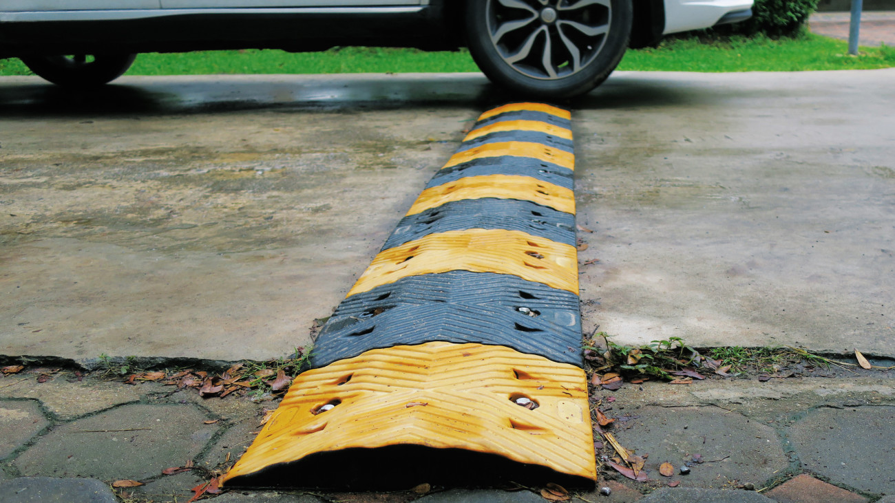 Slow down speed hump rubber ridge for car on concrete street