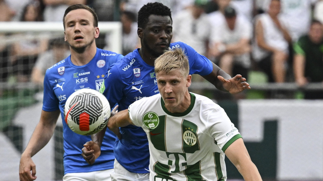 Mats Knoester, a Ferencváros (elöl), valamint Luc Kassi (k) és Vegard Forren (b), a feröeri Kí Klaksvík játékosa a labdarúgó Bajnokok Ligája 1. selejtező fordulójában játszott Ferencváros TC - Kí Klaksvík visszavágó mérkőzésen a Groupama Arénában 2023. július 19-én.