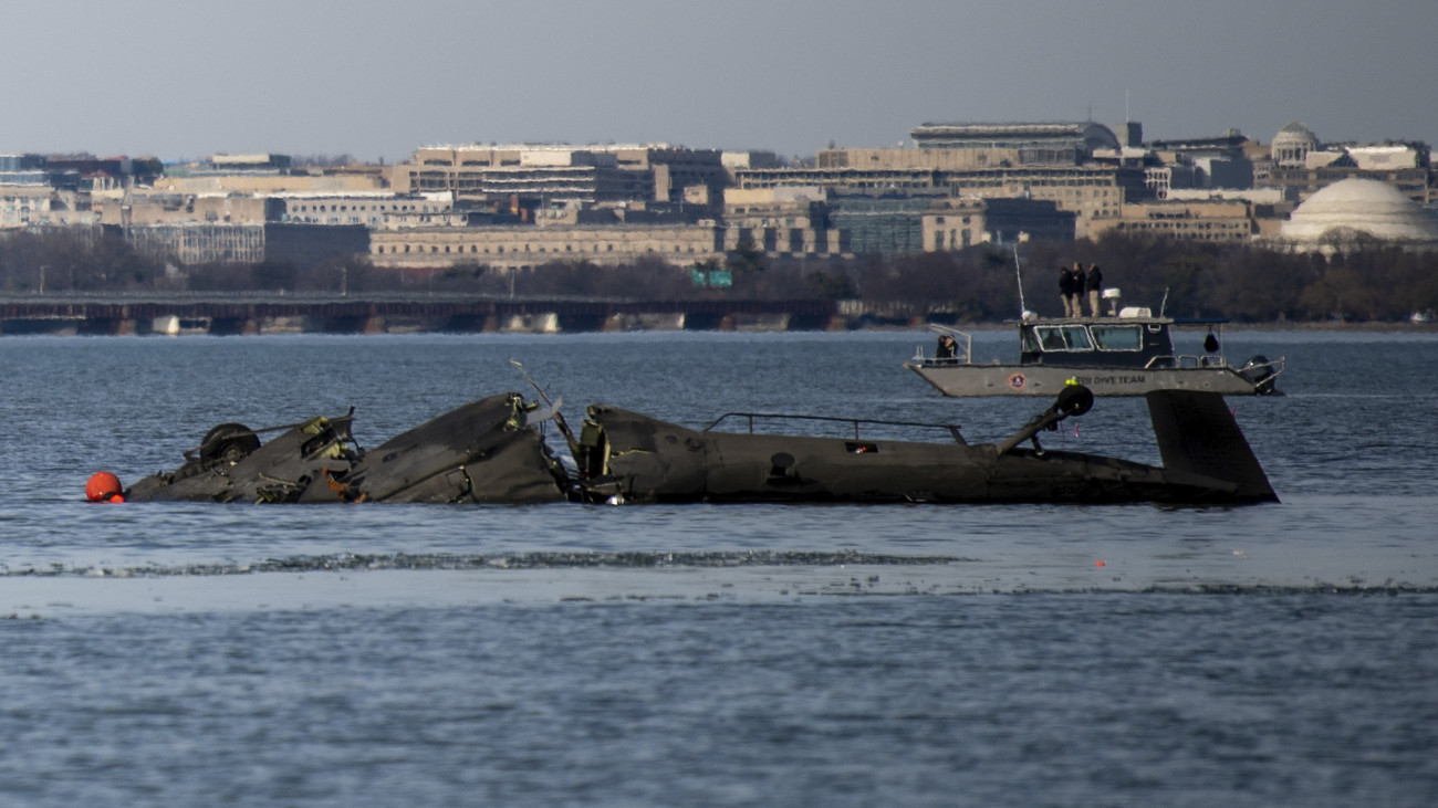 Az amerikai parti őrség képén roncs a Potomac folyóban, a washingtoni Ronald Reagan repülőtér közelében 2025. január 30-án. Az előző nap összeütközött az American Airlines amerikai légitársaság leszálláshoz készülő utasszállító gépe és egy gyakorló repülést végző Blackhawk katonai helikopter, majd mindkét jármű a Potomac sekély vizébe zuhant. A repülőgépen 64, a helikopteren 3 ember tartózkodott, mindannyian életüket vesztették.