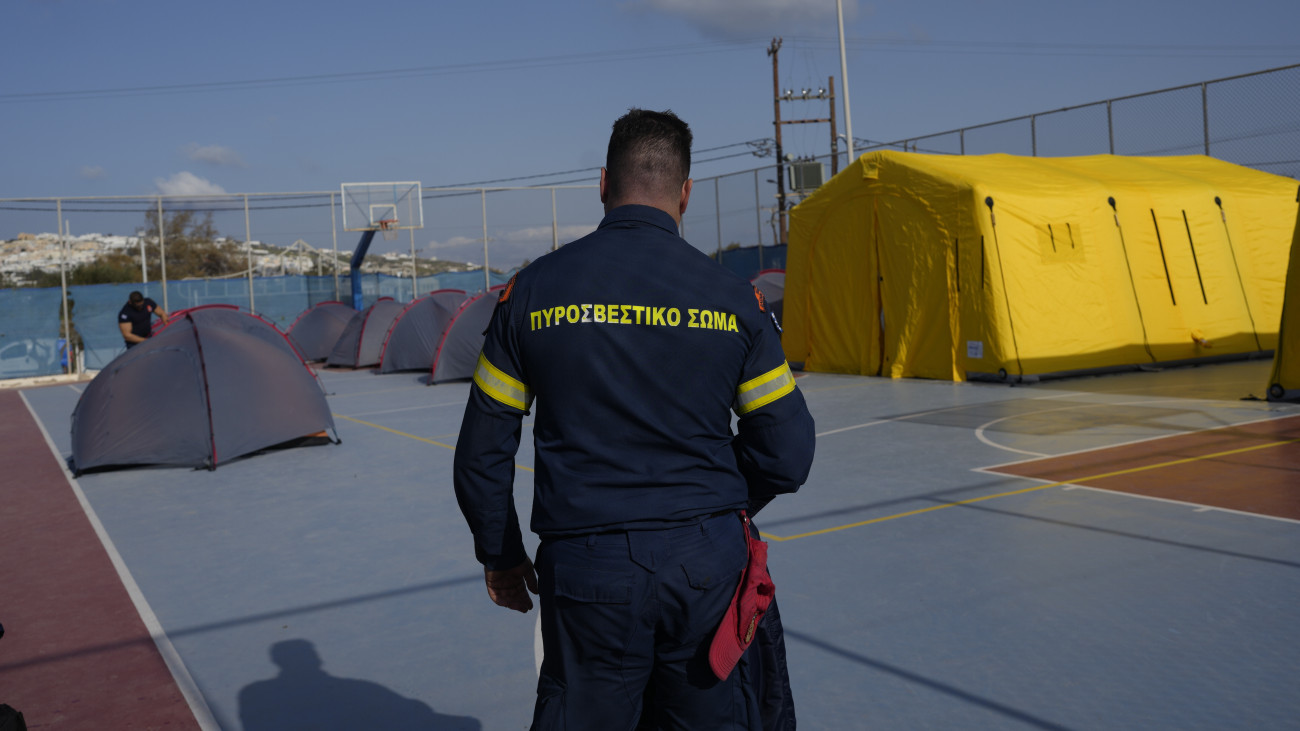 A katasztrófaelhárítóknak felállított sátrak felé megy egy tűzoltó Szantorinin 2025. február 3-án, miután az előző napon földrengéssorozat rázta meg az égei-tengeri görög szigetet. Jelentősebb károkról egyelőre nem érkezett jelentés.