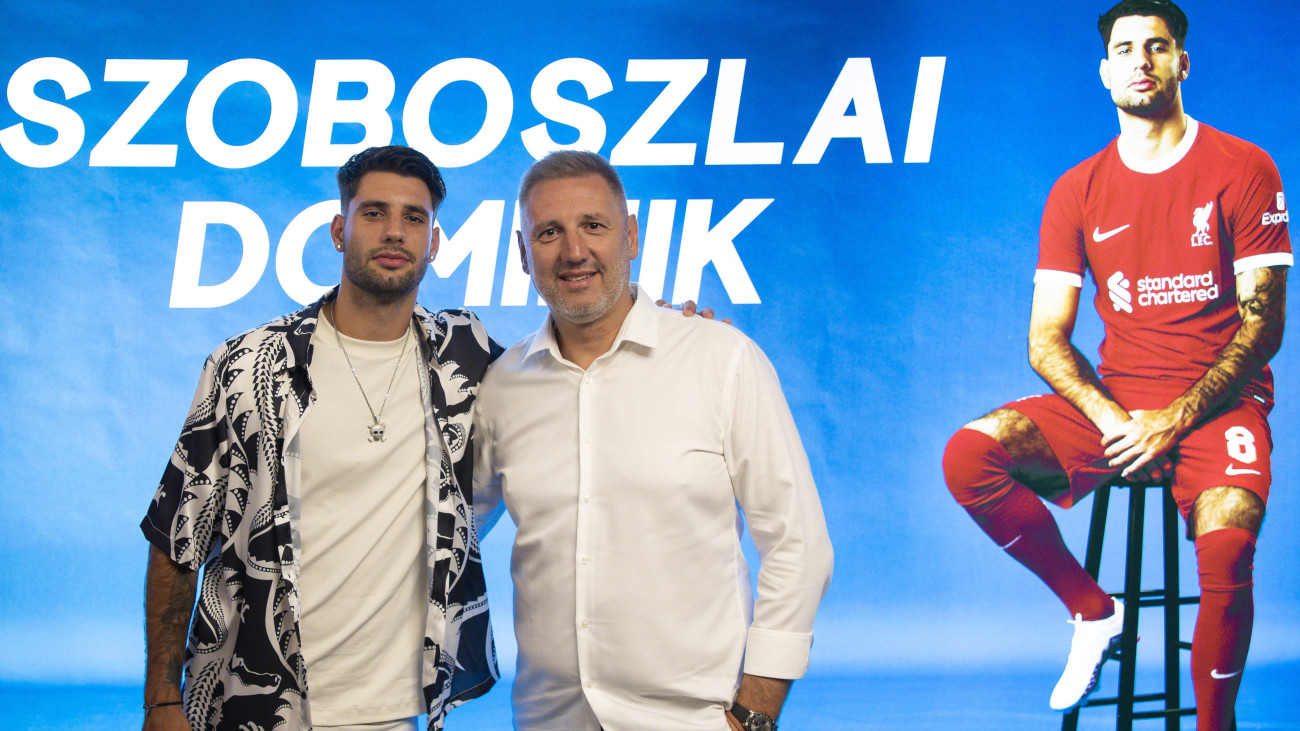 Szoboszlai Dominik édesapjával, Szoboszlai Zsolttal az EM Sports menedzserirodájában 2023. július 4-én. A magyar labdarúgó-válogatott csapatkapitánya, Szoboszlai Dominik az RB Leipzigtől a Liverpool FC-hez igazolt.