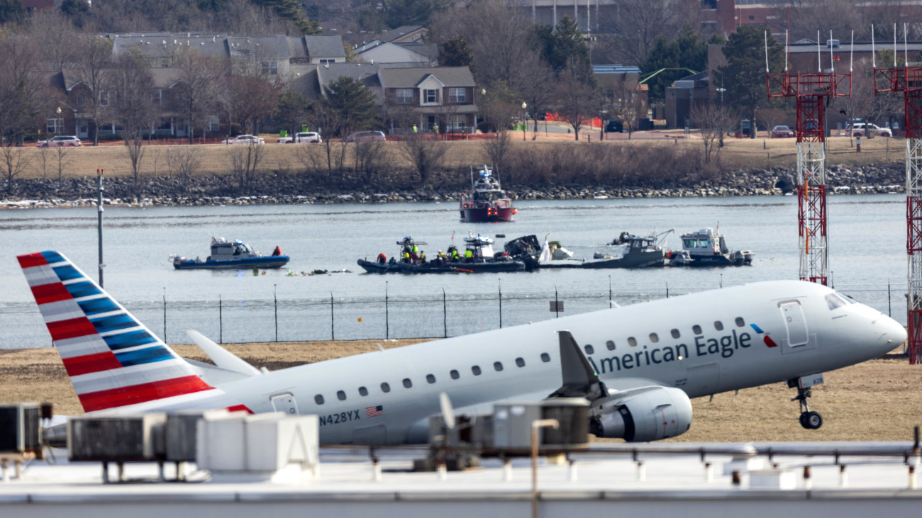 Utasszállító repülőgép száll fel a washingtoni Ronald Reagan légi kikötőből a Potomac folyóba zuhant légi járművek roncsainak előterében 2025. január 30-án. Egy nappal korábban összeütközött egy leszálláshoz készülődő utasszállító repülőgép és egy gyakorló repülést végző Blackhawk katonai helikopter, és mindkettő a folyóba zuhant. A repülőgépen 64, a helikopteren 3 ember tartózkodott. A balesetetnek nincs túlélője.