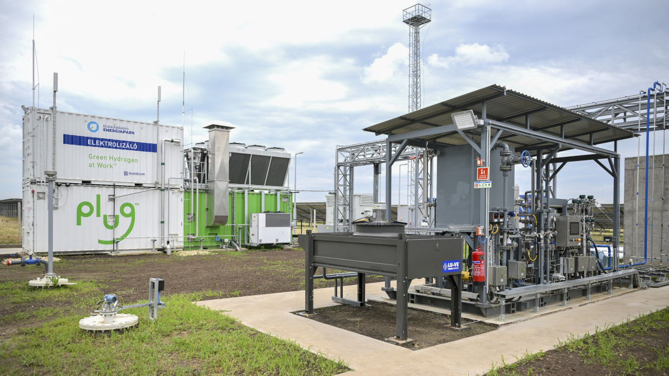 A Bükkábrányi Energiapark zöldhidrogén üzeme az ünnepélyes átadója napján, 2024. június 3-án. A 32 hektáros területen elhelyezkedő Bükkábrányi Energiapark hazánk egyik legnagyobb napelemparkja, mely 65 ezer polikristályos napelem segítségével több mint 22 MWp csúcsteljesítményre képes.