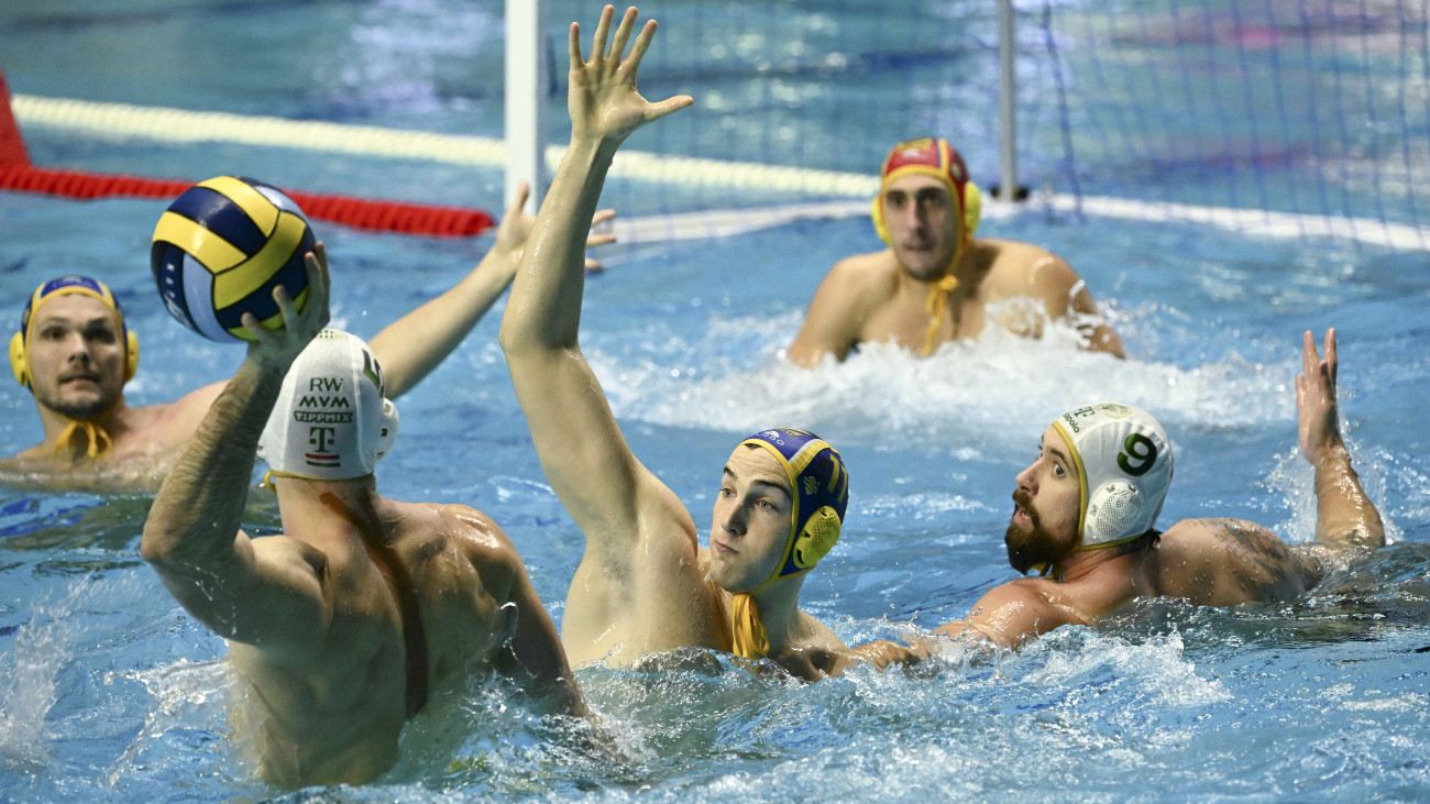 Vámos Márton, az FTC (b) és Unai Biel Lara, a Barceloneta játékosa (b2) a férfi vízilabda Bajnokok Ligája negyeddöntőjében játszott FTC-Telekom Waterpolo - Barceloneta mérkőzésen a Komjádi uszodában 2025. február 5-én.