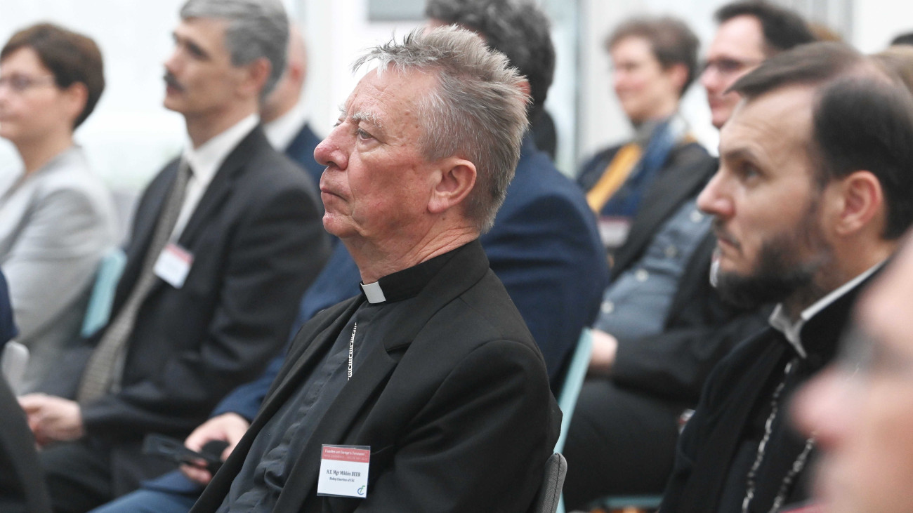 Beer Miklós, a váci egyházmegye nyugalmazott püspöke (k) a brüsszeli székhelyű Katolikus Családszervezetek Európai Föderációja (FAFCE) háromnapos tavaszi elnökségi ülésének nyitókonferenciáján Vácott, a Piarista Kilátó Központban 2022. május 4-én.