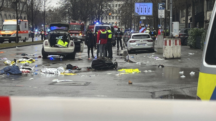 Tömegbe hajtott egy autós Münchenben, gyermek is van a sok sérült között