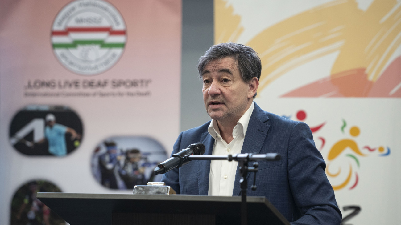 Szabó László, a szervező Magyar Paralimpiai Bizottság (MPB) és a Fogyatékosok Országos Diák-, Verseny- és Szabadidősport Szövetsége (FODISZ) elnöke beszédet mond a Magyar Parasport Napjáról (MPN) Budapesten, a Nemzeti Közszolgálati Egyetemen tartott sajtótájékoztatón 2025. február 12-én.