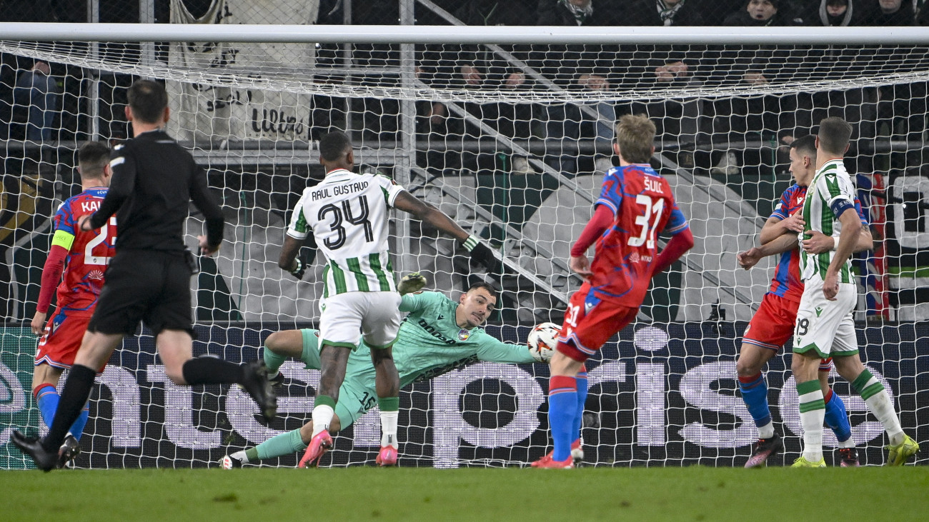 A Ferencváros gólja a labdarúgó Európa-liga nyolcaddöntőjébe jutásért játszott Ferencvárosi TC - Viktoria Plzen első mérkőzésen a Groupama Arénában 2025. február 13-án.