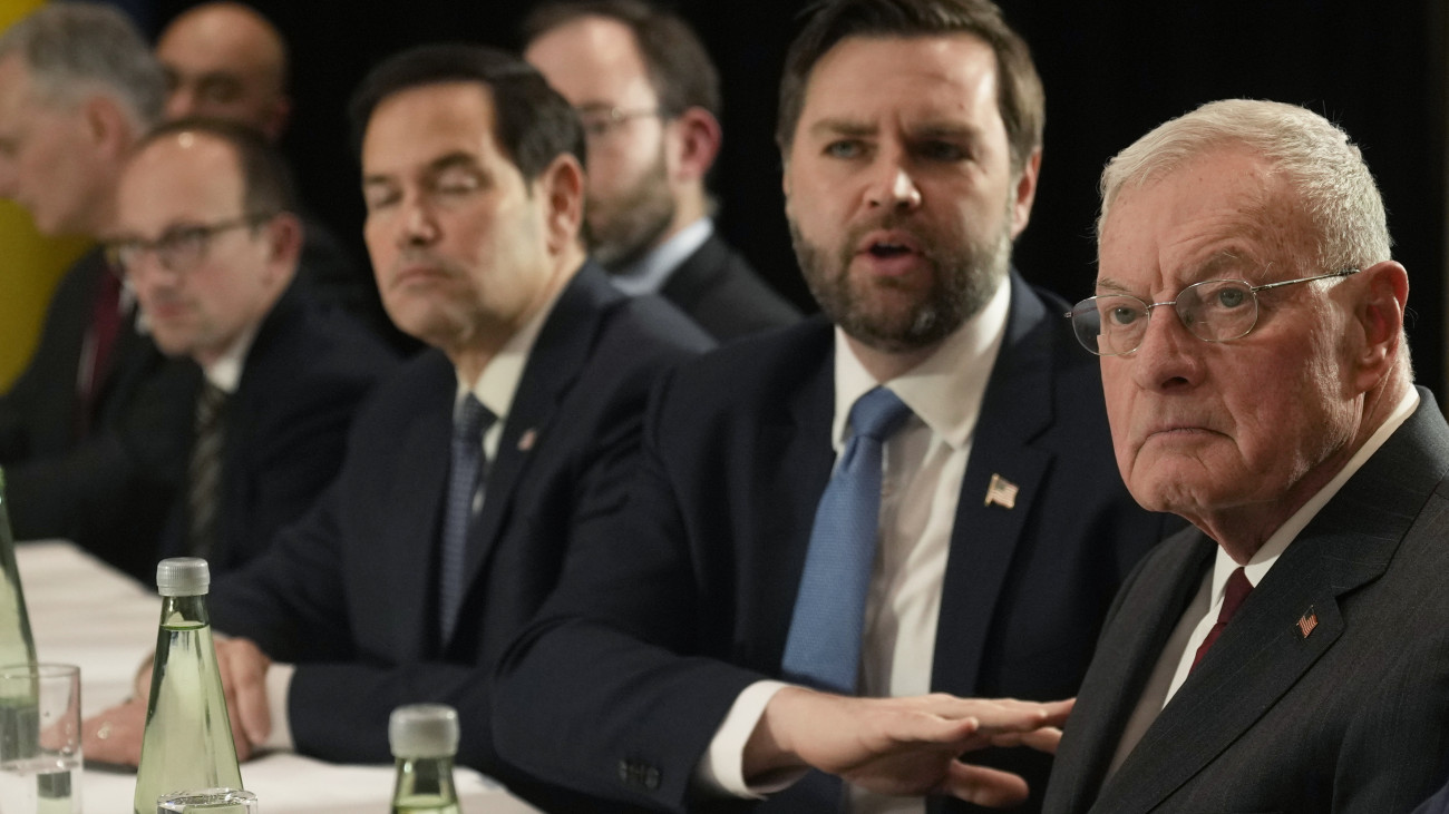 J. D. Vance amerikai alelnök (j2) és Keith Kellogg Ukrajnáért és Oroszországért felelős különleges elnöki megbízott (j) Volodimir Zelenszkij ukrán elnökkel találkozik a müncheni biztonságpolitikai konferencián 2025. február 14-én. Jobbról a második Marco Rubio amerikai külügyminiszter, balról a harmadik Rusztem Umerov ukrán védelmi miniszter.