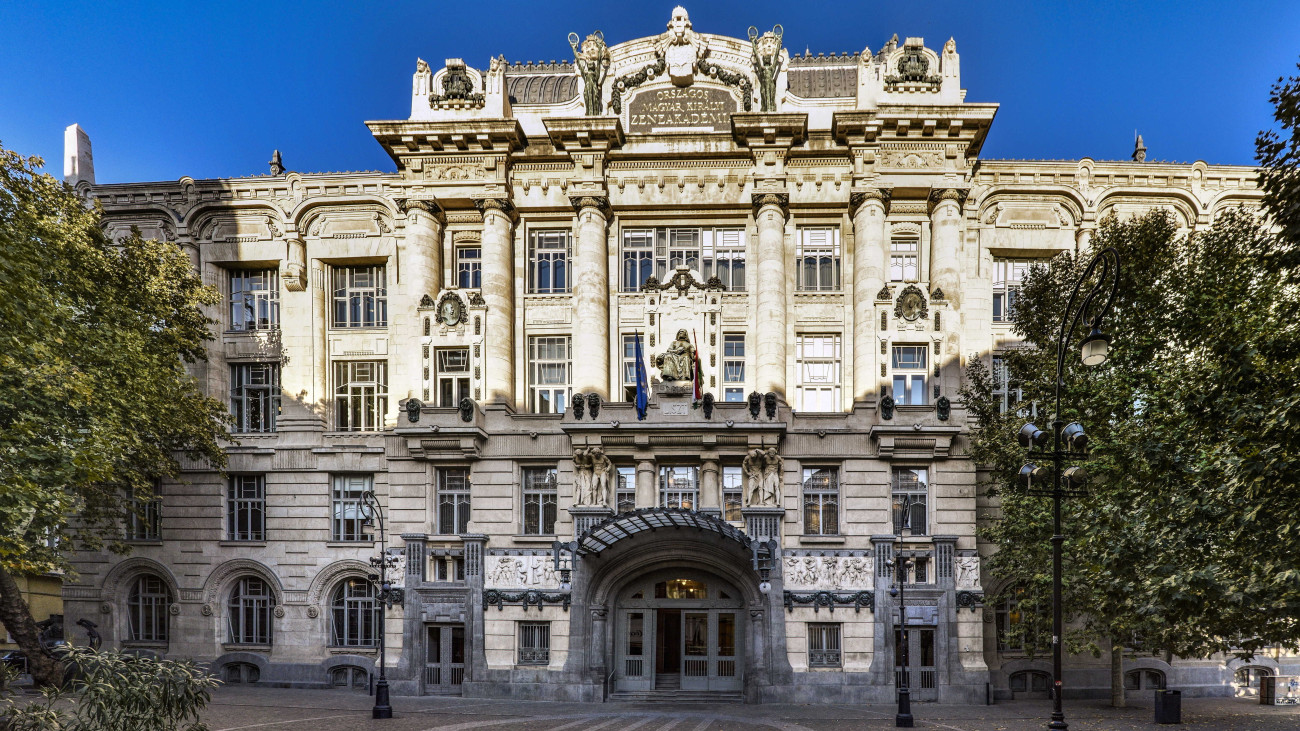 Budapest, 2021. november 1. A Liszt Ferenc Zeneművészeti Egyetem (LFZE, vagy Zeneakadémia) szecessziós stílusú 1907-ben felépült műemlék épülete. A bejárat felett Liszt Ferenc zeneszerző, zongoraművész, karmester és zenetanár életnagyságnál nagyobb ülőszobra, Strobl Alajos alkotása (1907). A főpárkány feletti névfelirat mellett pedig Maróti Géza Géniusz-szobrai. MTVA/Bizományosi: Róka László