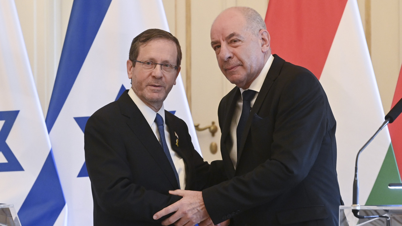 Jichák Hercog izraeli államfő (b) és Sulyok Tamás köztársasági elnök kezet fog a budapesti Sándor-palotában tartott sajtótájékoztatón 2025. február 18-án.