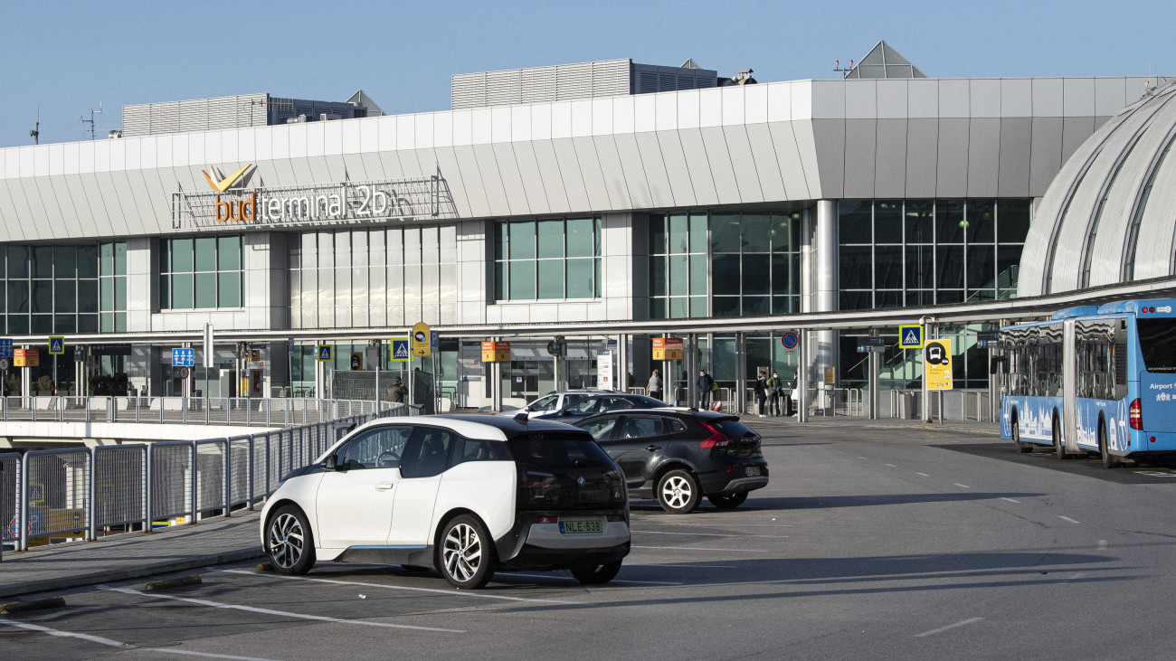 Parkoló a Liszt Ferenc-repülőtéren 2020. március 17-én. Éjfélkor a repülőtéren is életbe lépett a határzár, de a magyar állampolgárok továbbra is beléphetnek az országba.