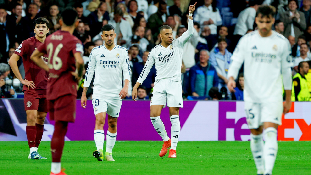 Kylian Mbappé, a Real Madrid játékosa (k) ünnepel, miután a második gólját lőtte a labdarúgó Bajnokok Ligája nyolcaddöntőjébe jutásért játszott Real Madrid-Manchester City visszavágó mérkőzésén Madridban 2025. február 19-én.