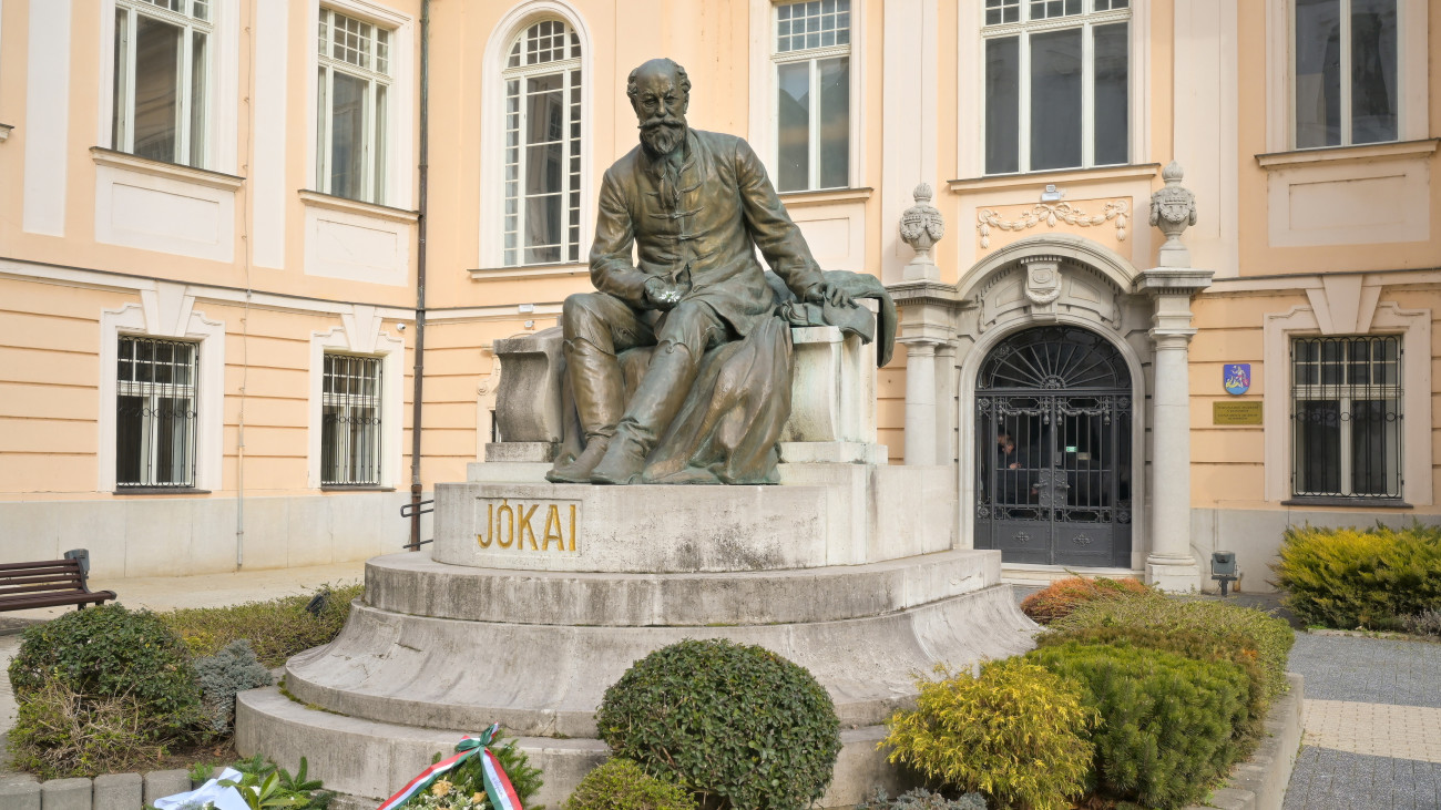 Jókai Mór szobra a Duna Menti Múzeum bejáratánál Révkomáromban 2025. február 18-án, az író születésének 200. évfordulója napján. 