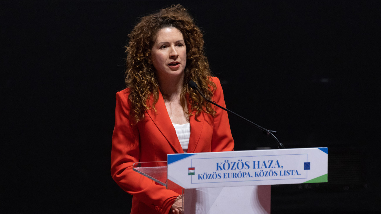 Tüttő Kata, az MSZP alelnöke beszédet mond a DK, az MSZP és Párbeszéd közös kampányrendezvényén a szombathelyi Agora Savaria Filmszínházban 2024. május 18-án.