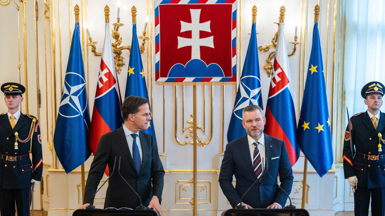 Peter Pellegrini szlovák elnök (j) és Mark Rutte NATO-főtitkár sajtótájékoztatót tart a pozsonyi elnöki palotában 2025. február 20-án.