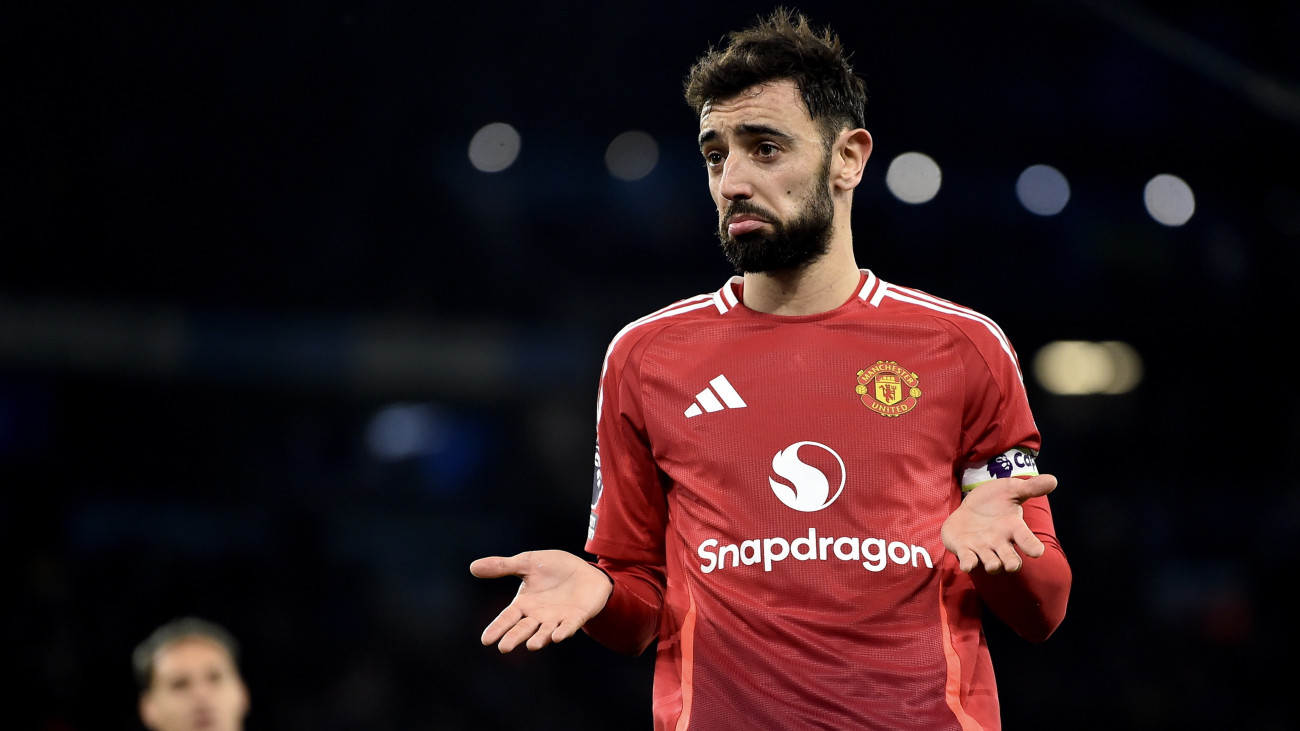 Bruno Fernandes, a Manchester United játékosa, miután megszerezte csapata első, egyenlítő gólját az angol első osztályú labdarúgó-bajnokság Manchester City-Manchester United mérkőzésén a manchesteri Etihad Stadionban 2024. december 15-én.