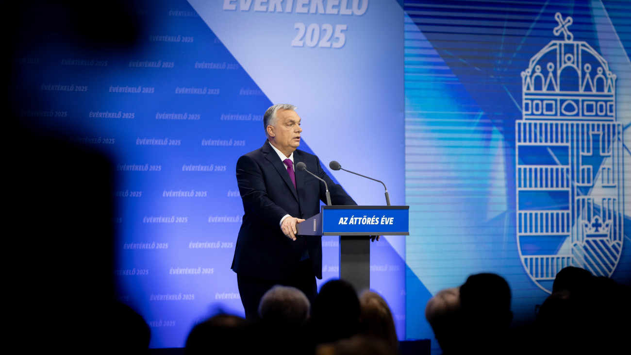A Miniszterelnöki Sajtóiroda által közreadott képen Orbán Viktor miniszterelnök évértékelő beszédét tartja a Várkert Bazárban 2025. február 22-én.