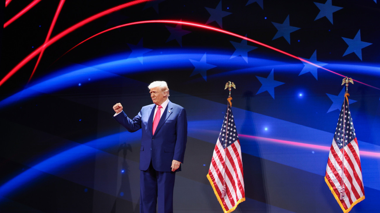 Donald Trump amerikai elnök beszédre érkezik a Konzervatív Politikai Akció Konferencia (CPAC) zárónapján, 2025. február 22-én a Maryland állambeli National Harborban.