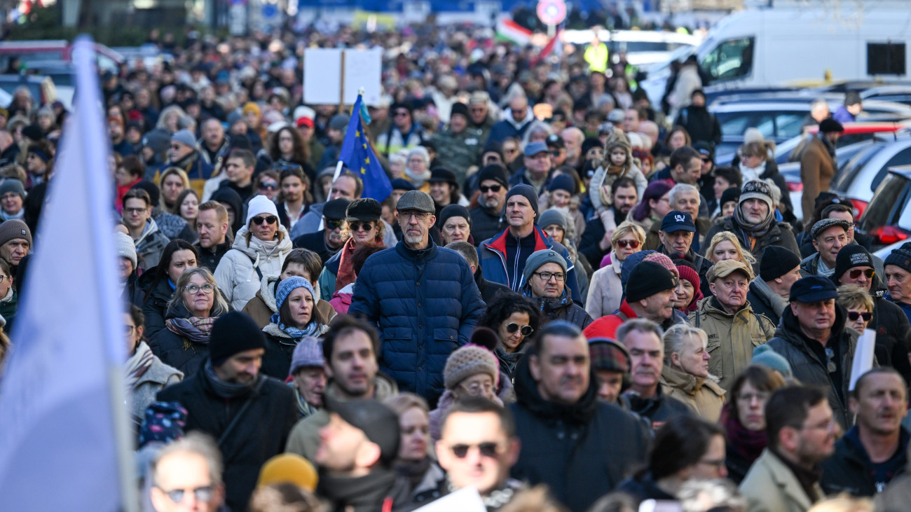 A Magyar Bírói Egyesület szervezésében, a bírók és az igazságszolgáltatás függetlenségéért rendezett demonstráció résztvevői az Igazságügyi Minisztérium Nádor utcai épületénél 2025. február 22-én.