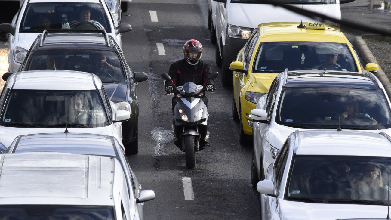 Egy robogós a két közlekedési sáv között előzi az autókat a Bihari úton, Kőbányán. MTVA/Bizományosi: Róka László  *************************** Kedves Felhasználó!