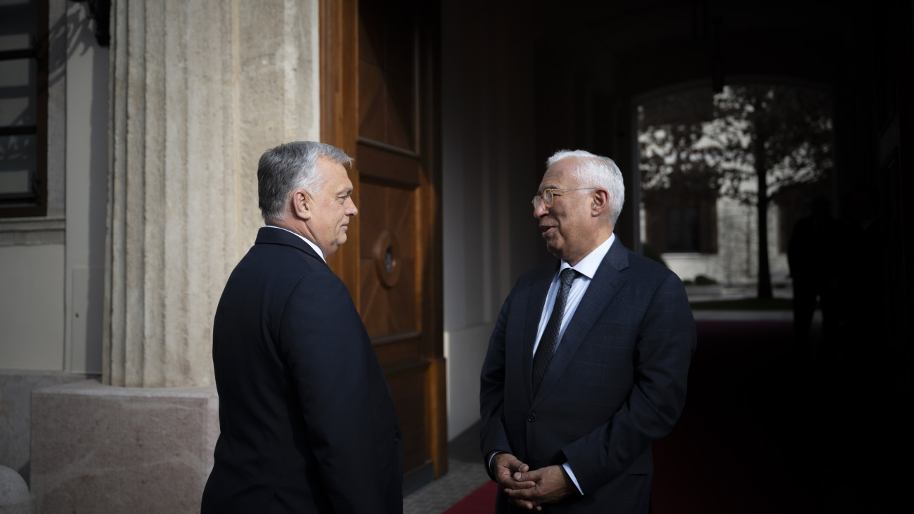 A Miniszterelnöki Sajtóiroda által közreadott képen Orbán Viktor miniszterelnök (b) fogadja Antonio Costát, az Európai Tanács elnökét a Karmelita kolostorban 2025. február 25-én.