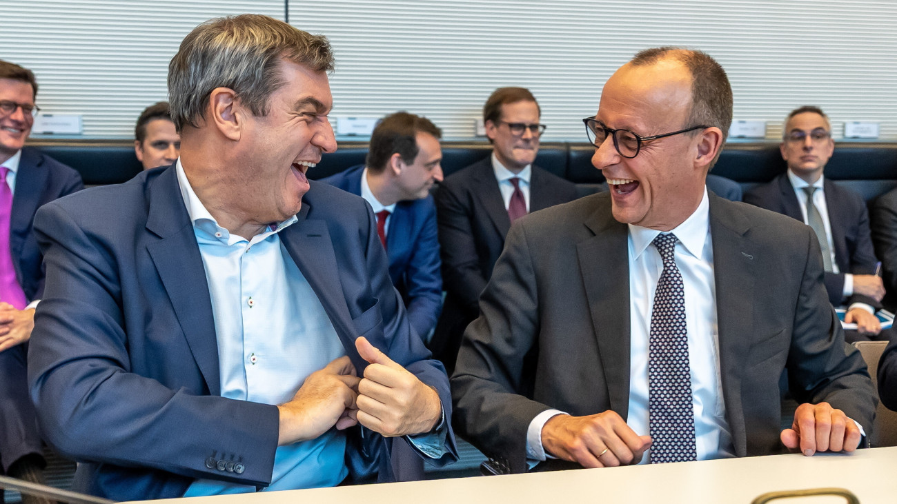 Friedrich Merz, a német Kereszténydemokrata Unio, a CDU elnöke (j) és Markus Söder bajor tartományi miniszterelnök, a szövetséges Keresztényszocialista Unió, a CSU elnöke a közös frakció alakuló ülésén a törvényhozás berlini épületében 2025. február 25-én. A két nappal korábbi előrehozott német parlamenti választásokon a két párt a szavazatok 28,8 százalékának megszerzésével győzött.