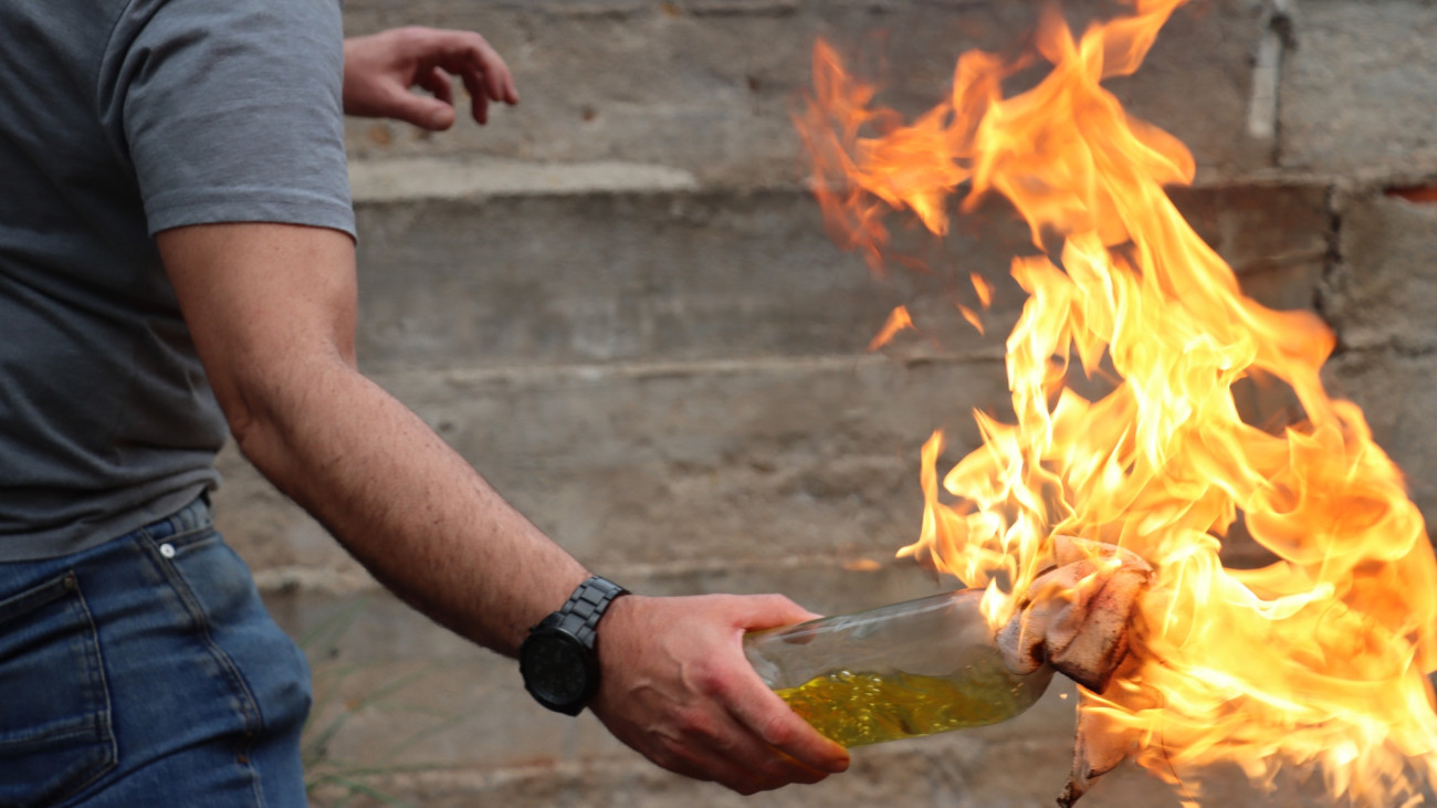 gyújtópalack Molotov koktél  // The Molotov cocktail is an essential weapon in the urban defense of citizens