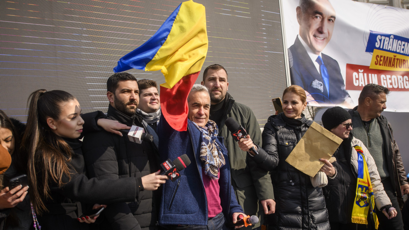 Az érvénytelenített novemberi román elnökválasztáson legtöbb szavazatot szerző Calin Georgescu független jelölt (k) az alkotmánybíróság határozata ellen általa szervezett tüntetésen a bukaresti parlamentnél 2025. február 22-én. A román alkotmánybíróság 2024. december 6-án érvénytelenítette az elnökválasztás november 24-én tartott első fordulójának eredményét, és elrendelte a teljes választási folyamat újrakezdését, miután a Legfelsőbb Védelmi Tanács (CSAT) megállapította, hogy a választás eredményét nemzetbiztonságot veszélyeztető külföldi beavatkozás befolyásolta.