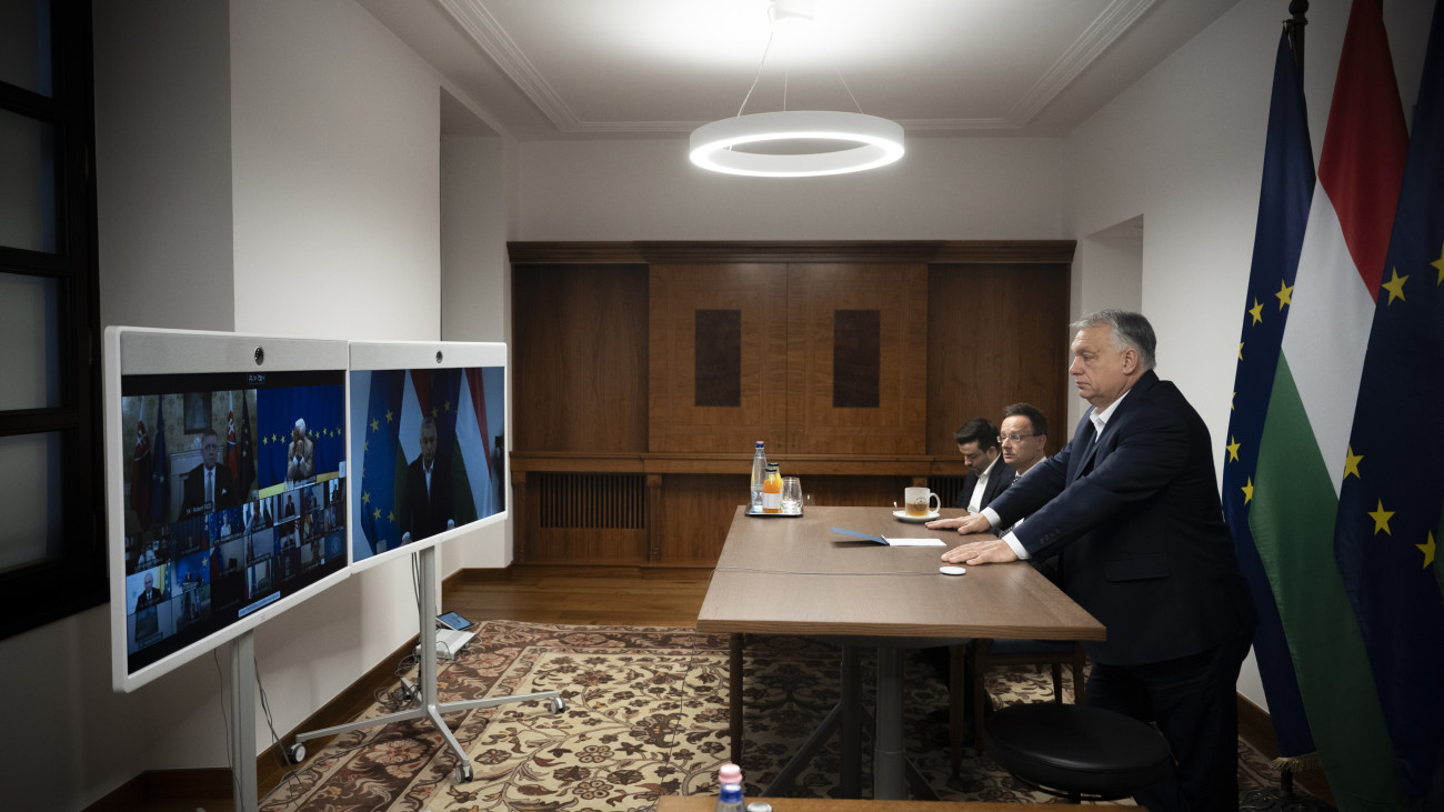 A Miniszterelnöki Sajtóiroda által közreadott képen Orbán Viktor kormányfő az António Costa, az Európai Tanács (ET) elnöke által összehívott csúcsszintű videokonferencián a Karmelita kolostorban 2025. február 26-án. A videokonferenciát a jövő hétre tervezett, egynapos brüsszeli, rendkívüli európai uniós csúcstalálkozót megelőzően hívta ösze az ET elnöke.