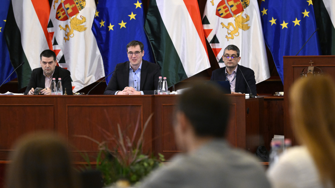 Karácsony Gergely főpolgármester (k), mellette Kiss Ambrus, a Főpolgármesteri Hivatal főigazgatója (b) és Számadó Tamás főjegyző (j) a Fővárosi Közgyűlés ülésén a Városháza dísztermében 2025. február 26-án.