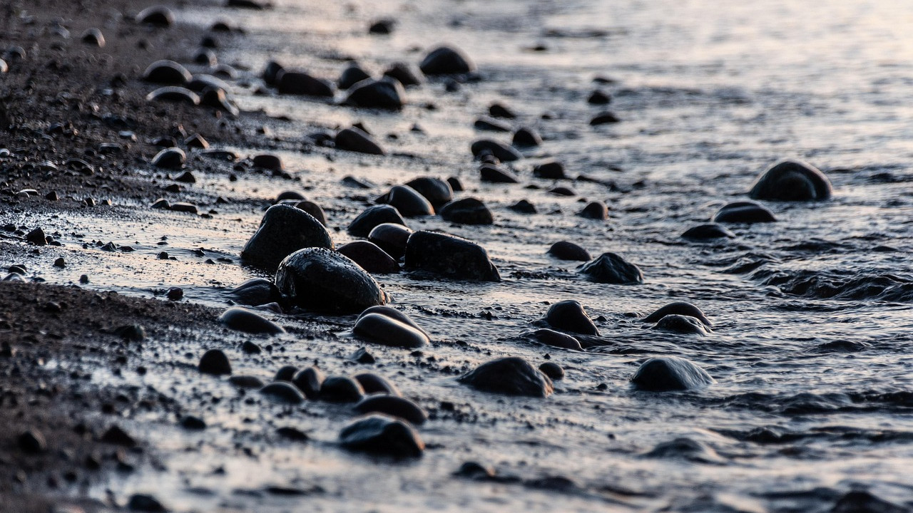 vízpart kövek kavicsok strand