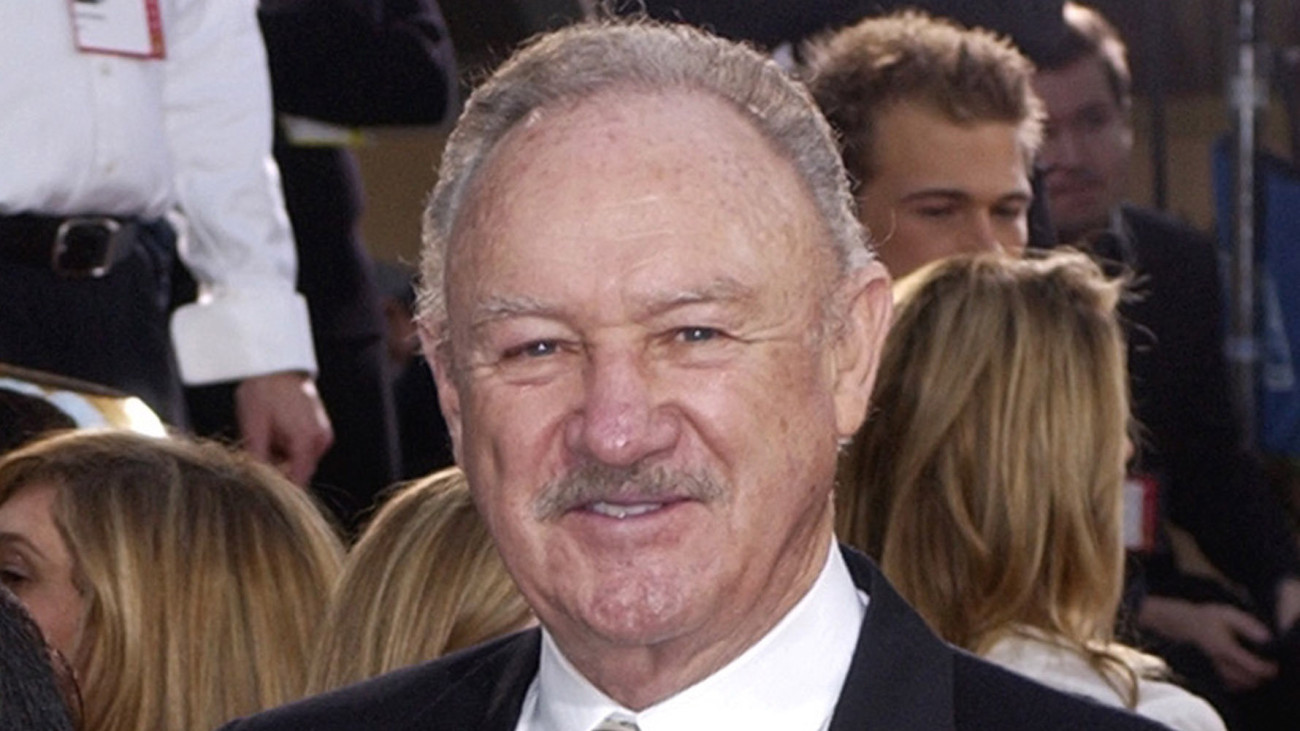 2003. január 19-én az amerikai filmes és televíziós Golden Globe-díjak 60. átadási ünnepségén, Los Angelesben készített kép Gene Hackman amerikai színészről. A több mint hat évtizedes karrierje során két Oscar-díjat, két Baftát, négy Golden Globe-ot és egy Screen Actors Guild-díjat kapott 95 éves Hackmant és 63 éves feleségét, Betsy Arakawát 2025. február 26-án holtan találták az új-mexikói otthonukban.
