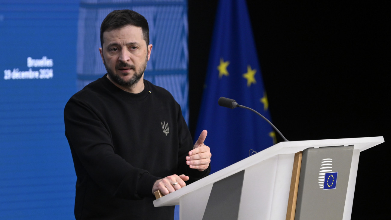 Volodimir Zelenszkij ukrán elnök az EU-tagországok állam- és kormányfőinek brüsszeli csúcstalálkozóján tartott sajtótájékoztatón 2024. december 19-én.