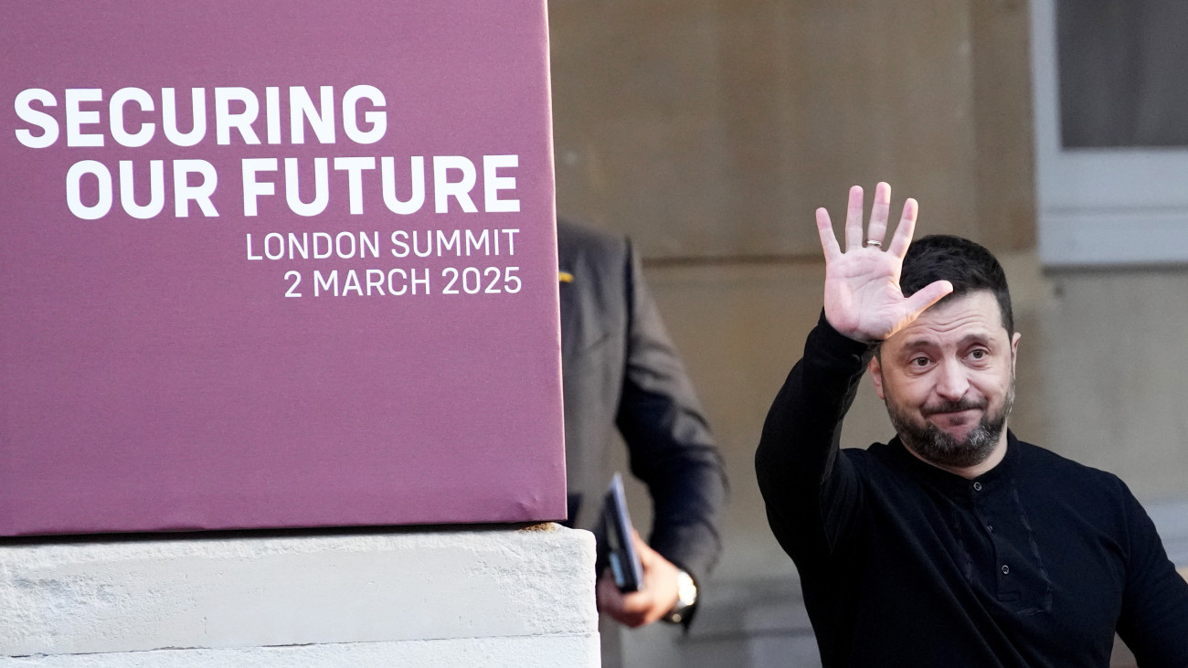 Volodimir Zelenszkij ukrn elnök integet a sajtó képviselőinek a londoni Lancaster-házban rendezett védelmi csúcstalálkozó után 2025. március 2-án.