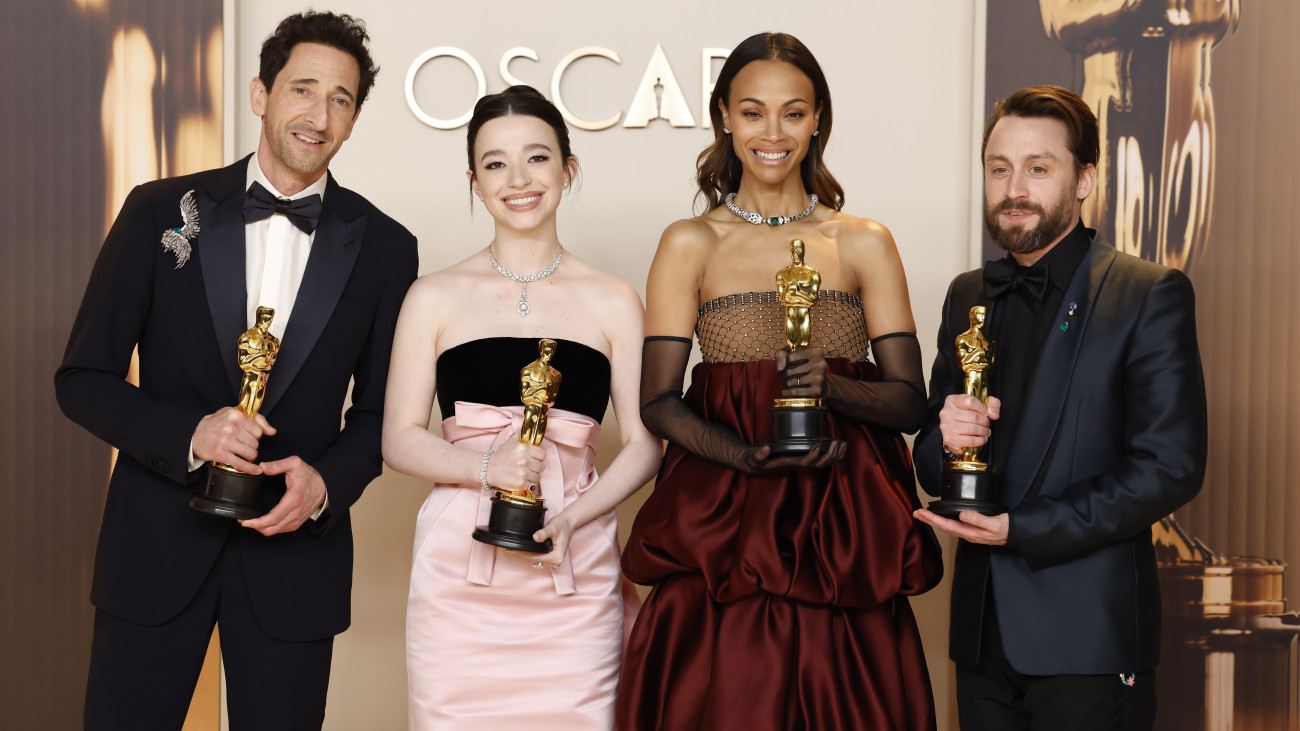 Adrien Brody amerikai színész a legjobb férfi főszereplőnek járó díjjal, Mikey Madison a legjobb női főszereplőnek, Zoe Saldana dominikai származású amerikai színésznő a legjobb női mellékszereplőnek és Kieran Culkin amerikai színész (b-j) a legjobb férfi mellékszereplőnek járó elismeréssel az Oscar-díjak 97. átadási ünnepségén a Los Angeles-i Dolby Színházban 2025. március 2-án. Brody A brutalista (The Brutalist), Madion az Anora című filmben, Saldana az Emilia Pérez című francia zenés-bűnügyi drámában és Culkin a Rokonszenvedés (A Real Pain) című filmben nyújtott alakításáért vehette át az Oscar-díjat.