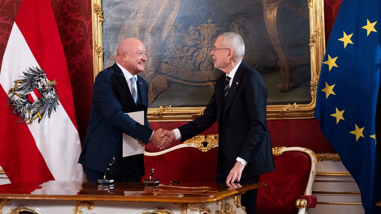 Christian Stocker új néppárti kancellár (b) átveszi a kinevezési okmányát Alexander Van der Bellen osztrák államfőtől a hárompárti koalíciós kormány beiktatási ünnepségén a bécsi elnöki rezidencián, a Hofburg-palotában 2025. március 3-án. Ez Ausztriában az első olyan kormány, amelyet az Osztrák Néppárt (ÖVP), az Osztrák Szociáldemokrata Párt (SPÖ) és az Új Ausztria és Liberális Fórum (NEOS) koalíciója alkot.