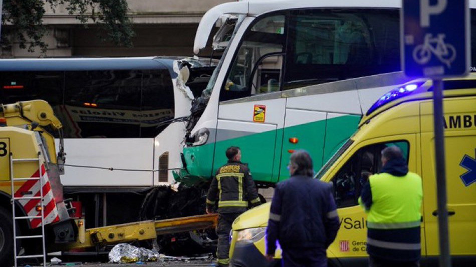 Két turistabusz balesete Barcelonában