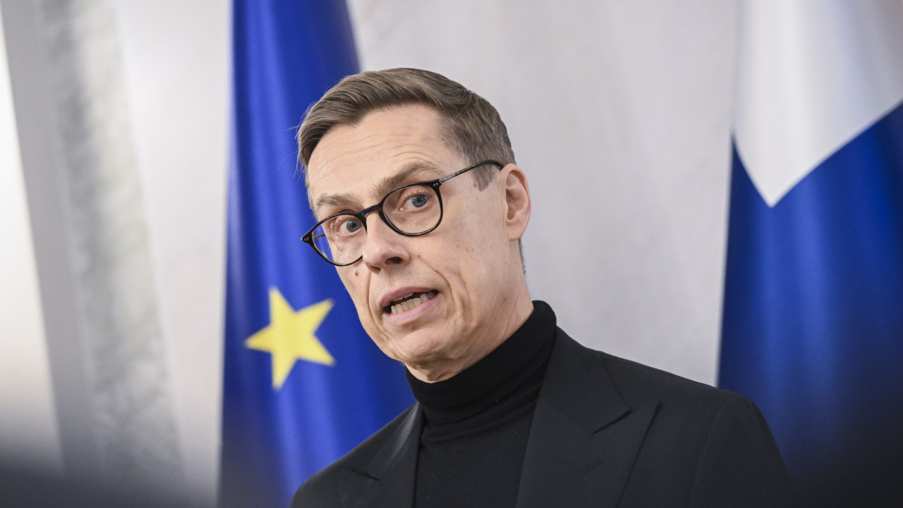Alexander Stubb finn elnök sajtótájékoztatót tart a Finnország és Észtország között megsérült EstLink 2 energiakábellel kapcsolatban Helsinkiben 2024. december 27-én. A Finn-öbölben, a Finnország és Észtország között húzódó EstLink 2 energiakábel december 25-én rongálódott meg. A finn hatóságok feltartóztatták a Cook-szigetek zászlaja alatt hajózó Eagle S nevű tankert és átvették irányítását, miután szakértők szerint a tanker horgonya okozhatta villamosvezetéken keletkezett károkat. A helyreállítás jövő augusztusig is eltarthat.