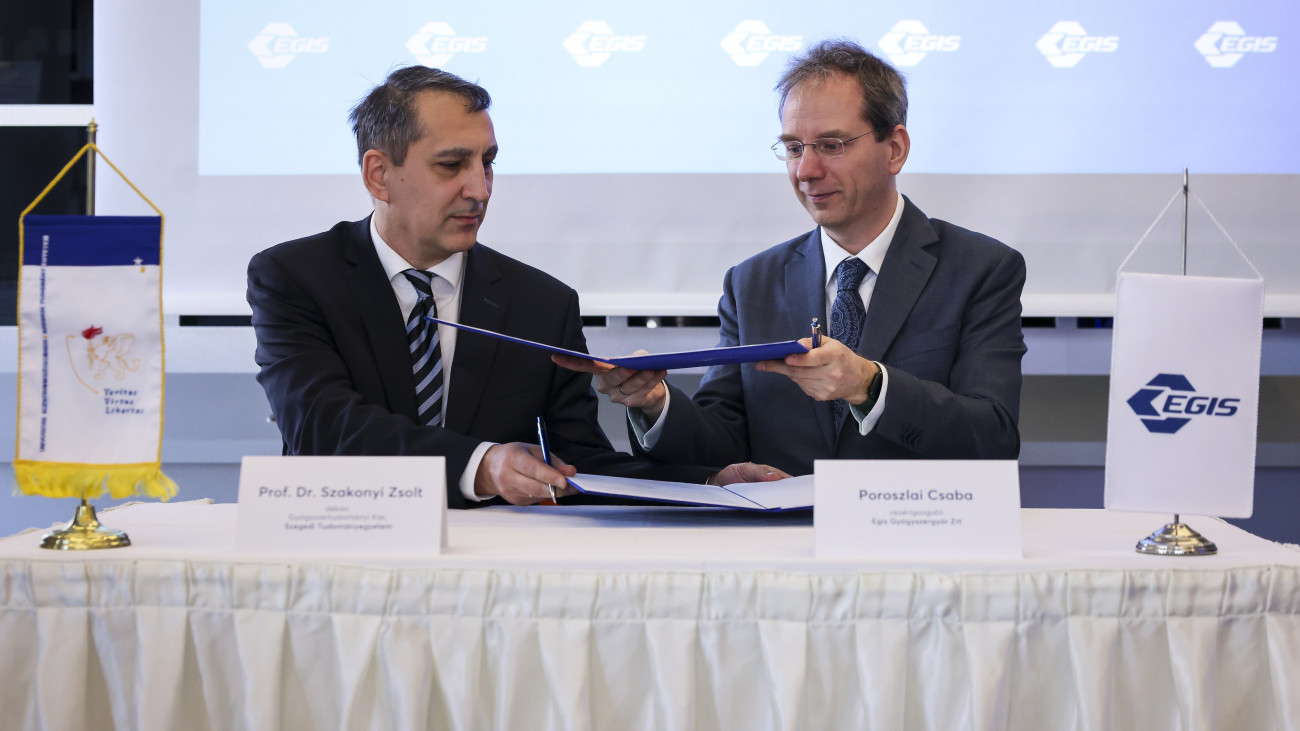 Budapest, 2025. március 5. Szakonyi Zsolt, az SZTE Gyógyszerésztudományi Kar dékánja (b) és Poroszlai Csaba, az Egis Gyógyszergyár Zrt. vezérigazgatója az SZTE - Egis Ipari Partnerségi Tanszék megalapításáról szóló megállapodás aláírásán a budapesti Egis Tudományos és Technológiai Központban 2025. március 5-én. Az Egis Gyógyszergyár Zrt. és a Szegedi Tudományegyetem (SZTE) bővíti együttműködését, amelynek köszönhetően SZTE - Egis Ipari Partnerségi Tanszék néven új oktatási egység kezdi meg működését az egyetem Gyógyszerésztudományi Karán. MTI/Hegedüs Róbert