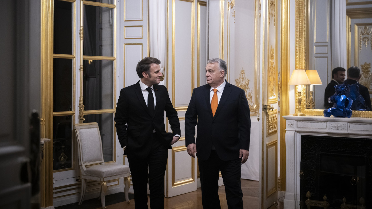 A Miniszterelnöki Sajtóiroda által közreadott képen Emmanuel Macron francia elnök (b) és Orbán Viktor miniszterelnök találkozója a párizsi államfői rezidencián, az Elysée-palotában 2025. március 5-én este.