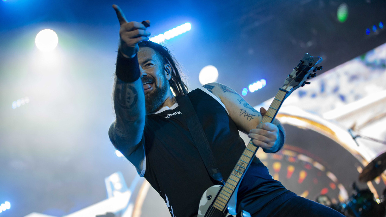 Sidlovics Gábor, Sidi a Tankcsapda rockegyüttes gitárosa a zenekar koncertjén a balatonvilágosi Strand Fesztiválon 2021. augusztus 19-én. A fesztivált augusztus 18. és 22., valamint 25. és 29. között tartják a Balaton-parti településen.