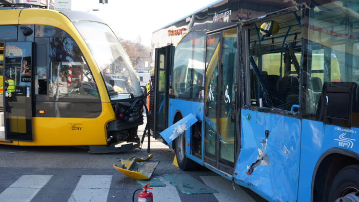 Videón, ahogy egymásba szalad a busz és a villamos a Kolosy téren